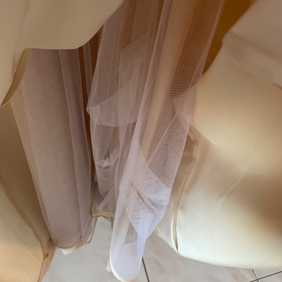 Gown - Picture 4 of 6